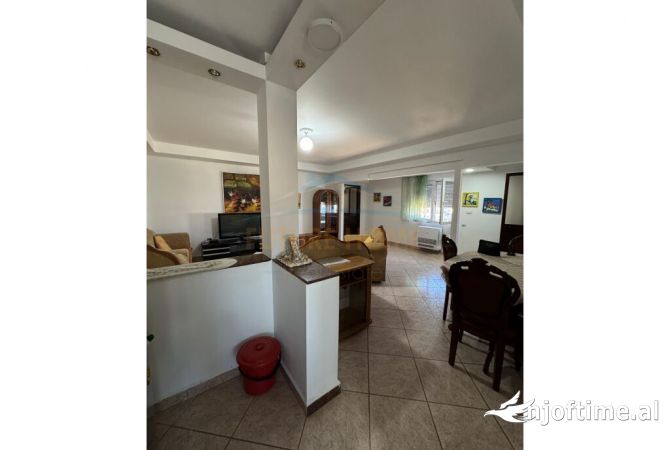 Shtepi ne shitje Apartament ne Tirane, 3+1, Mobilimi E mobiluar, Pagesa 205,000  Euro.