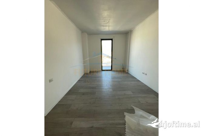 Shtepi ne shitje Papafingo(kati i catise) ne Tirane, 3+1, Mobilimi Bosh, pa mobiluar, Pagesa 240,000  Euro.