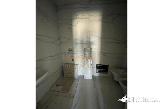 Shtepi ne shitje Papafingo(kati i catise) ne Tirane, 3+1, Mobilimi Bosh, pa mobiluar, Pagesa 240,000  Euro.