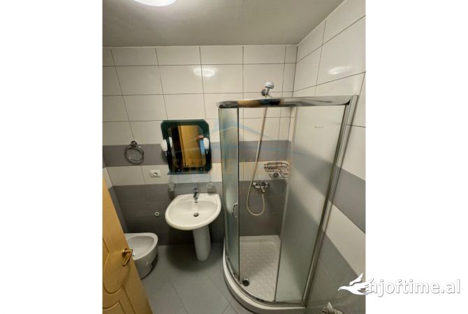 Shtepi me qera Apartament ne Tirane, 3+1, Mobilimi E mobiluar, Pagesa 1,000  Euro.