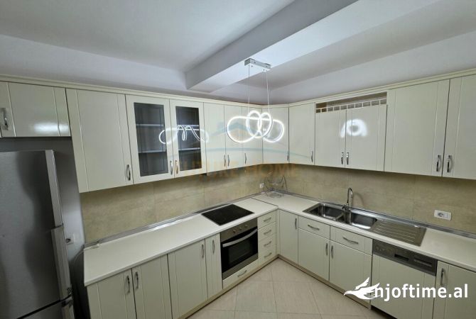 Shtepi me qera Apartament ne Tirane, 3+1, Mobilimi E mobiluar, Pagesa 1,000  Euro.
