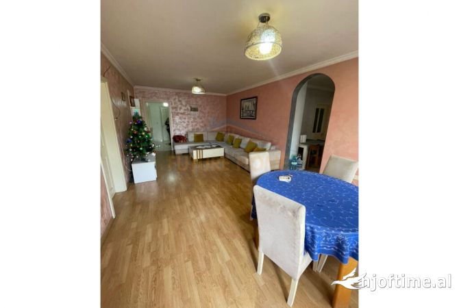 Shtepi me qera Apartament ne Tirane, 3+1, Mobilimi E mobiluar, Pagesa 600  Euro.
