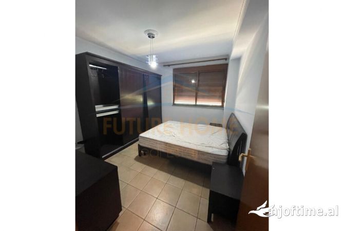 Shtepi ne shitje Apartament ne Tirane, 2+1, Mobilimi Pjeserisht e mobiluar, Pagesa 250,000  Euro.