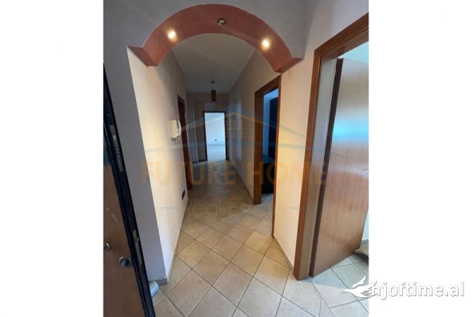 Shtepi ne shitje Apartament ne Tirane, 2+1, Mobilimi Pjeserisht e mobiluar, Pagesa 250,000  Euro.