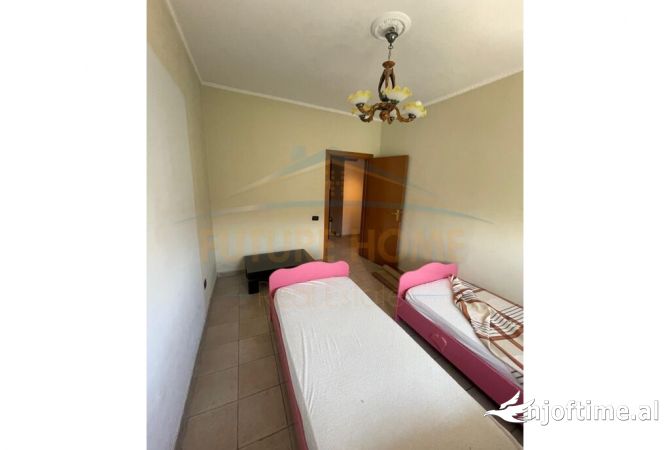 Shtepi ne shitje Apartament ne Tirane, 2+1, Mobilimi Pjeserisht e mobiluar, Pagesa 250,000  Euro.
