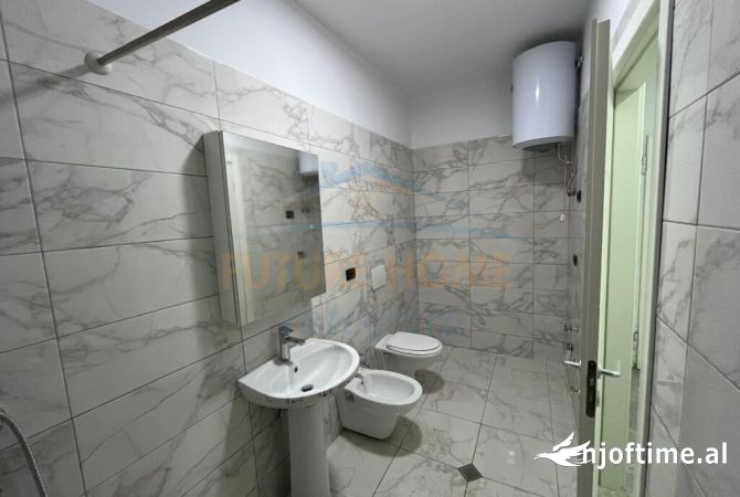 Shtepi me qera Apartament ne Tirane, 2+1, Mobilimi Bosh, pa mobiluar, Pagesa 450  Euro.