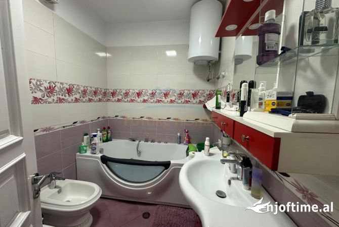 Shtepi ne shitje Apartament ne Tirane, 3+1, Mobilimi E mobiluar, Pagesa 250,000  Euro.