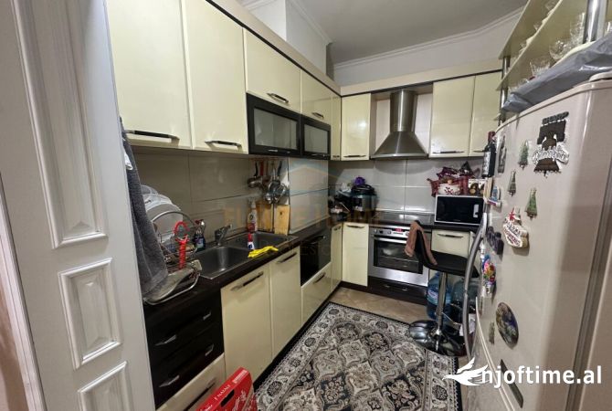 Shtepi ne shitje Apartament ne Tirane, 3+1, Mobilimi E mobiluar, Pagesa 250,000  Euro.