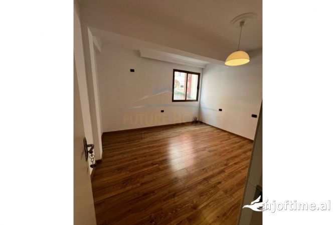Shtepi ne shitje Apartament ne Tirane, 3+1, Mobilimi Bosh, pa mobiluar, Pagesa 250,000  Euro.