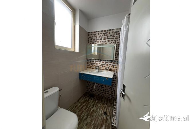 Shtepi ne shitje Apartament ne Tirane, 3+1, Mobilimi Bosh, pa mobiluar, Pagesa 250,000  Euro.