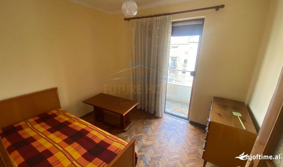 Shtepi ne shitje Apartament ne Tirane, 3+1, Mobilimi E mobiluar, Pagesa 140,000  Euro.
