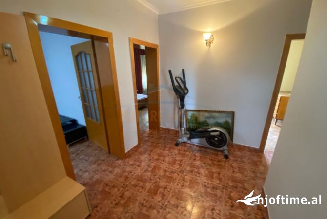Shtepi ne shitje Apartament ne Tirane, 3+1, Mobilimi E mobiluar, Pagesa 140,000  Euro.