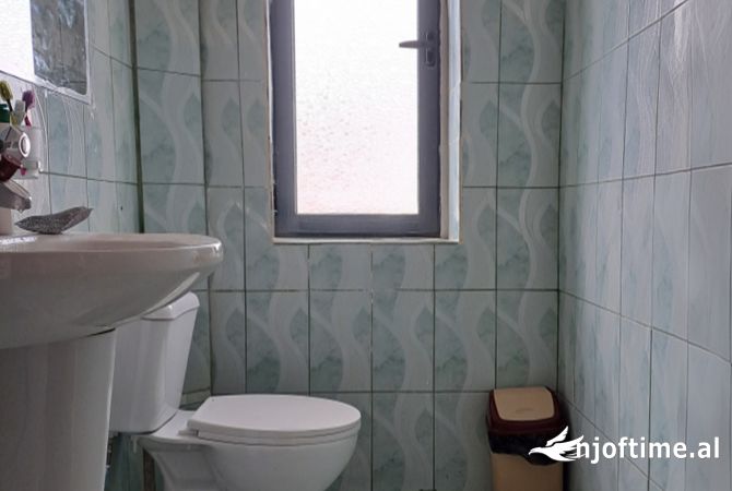 Shtepi me qera Apartament ne Korce, 1+1, Mobilimi E mobiluar, Pagesa 16,000  Leke.