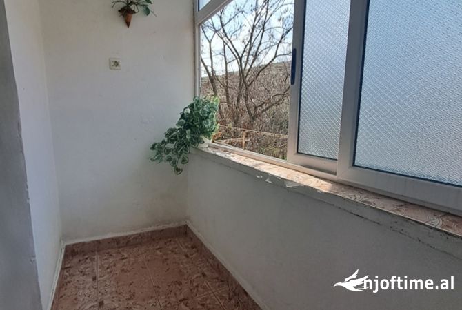 Shtepi me qera Apartament ne Korce, 1+1, Mobilimi E mobiluar, Pagesa 16,000  Leke.