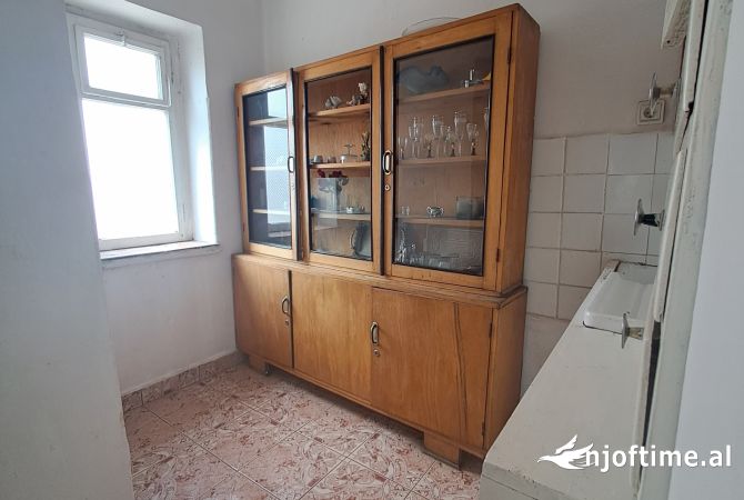 Shtepi me qera Apartament ne Korce, 1+1, Mobilimi E mobiluar, Pagesa 16,000  Leke.