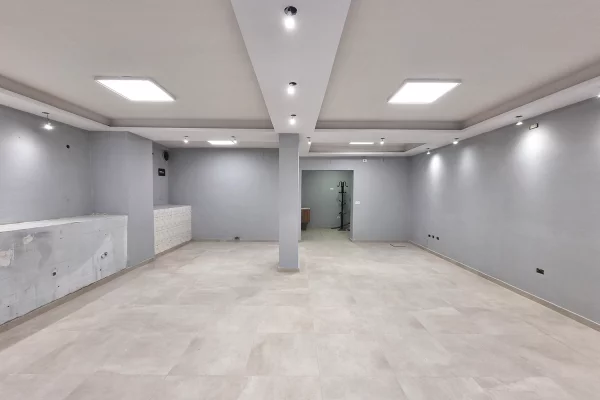 Tirane, jepet me qera ambjent biznesi Kati 0, 94 m2 450 Euro