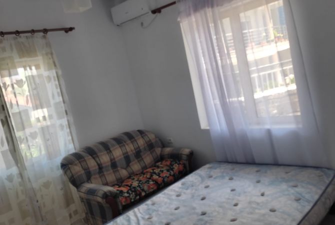 Shtepi me qera Apartament ne Tirane, Garsoniere, Mobilimi E mobiluar, Pagesa 200  Euro.