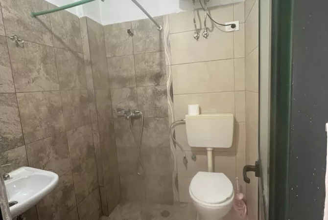 Shtepi me qera Apartament ne Tirane, Garsoniere, Mobilimi E mobiluar, Pagesa 270  Euro.