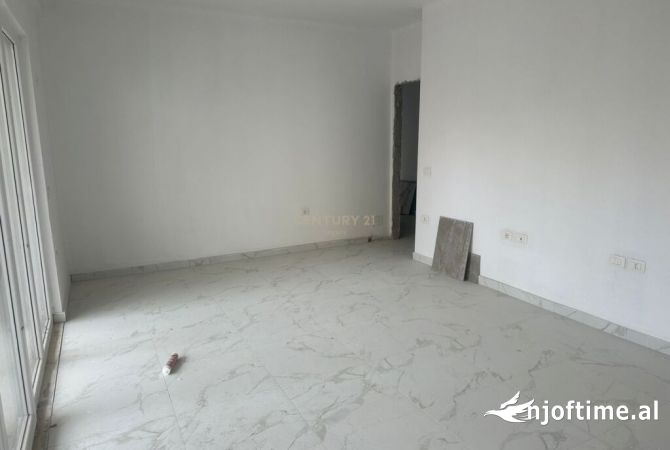 Shtepi ne shitje Apartament ne Tirane, 2+1, Mobilimi Bosh, pa mobiluar, Pagesa 129,000  Euro.