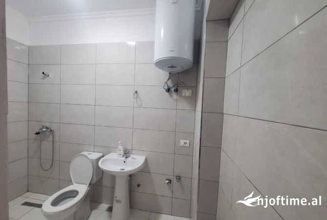 Shtepi ne shitje Apartament ne Tirane, 1+1, Mobilimi Bosh, pa mobiluar, Pagesa 85,000  Euro.