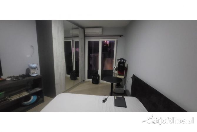 Shtepi me qera 7+1 ne Tirane - 400,000 Leke