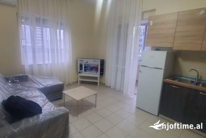 Jepet me qera apartament 2+1 tek kryqzimi i spitaleve brenda unazes !