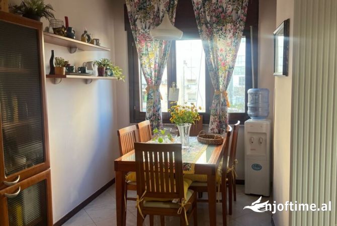 Shtepi me qera 2+1 ne Tirane - 1,200 Euro