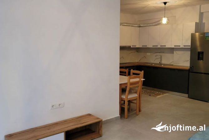 Shtepi me qera Apartament ne Tirane, 2+1, Mobilimi E mobiluar, Pagesa 40,000  Leke.