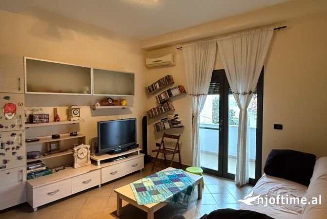 Shtepi me qera Apartament ne Tirane, 1+1, Mobilimi E mobiluar, Pagesa 450  Euro.