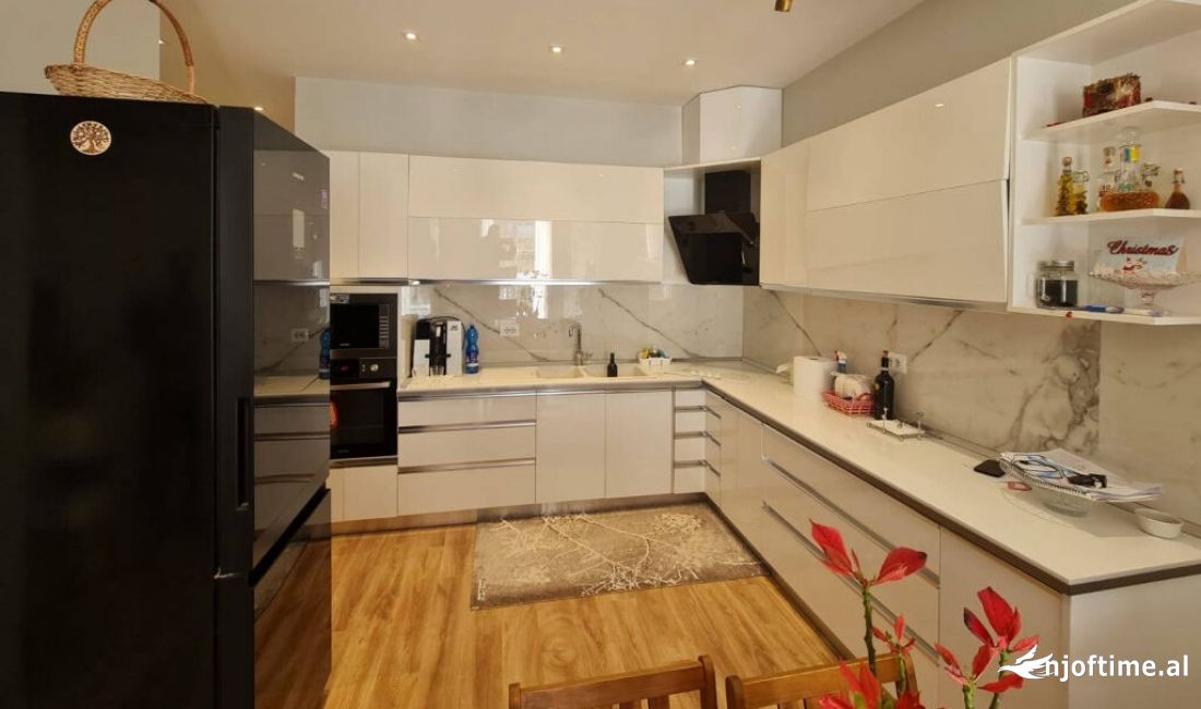 Shtepi ne shitje Apartament ne Tirane, 3+1, Mobilimi E mobiluar, Pagesa 400,000  Euro.