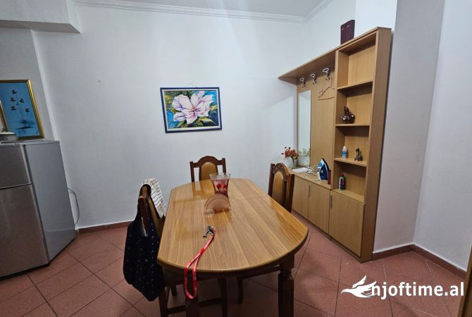 Shtepi me qera Apartament ne Tirane, 2+1, Mobilimi E mobiluar, Pagesa 400  Euro.