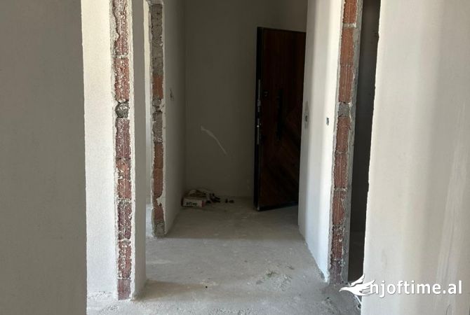 Shtepi ne shitje Apartament ne Tirane, 2+1, Mobilimi Bosh, pa mobiluar, Pagesa 155,000  Euro.