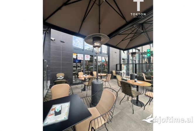 Ambjent biznesi me qera buze rruge , tek oxhaku