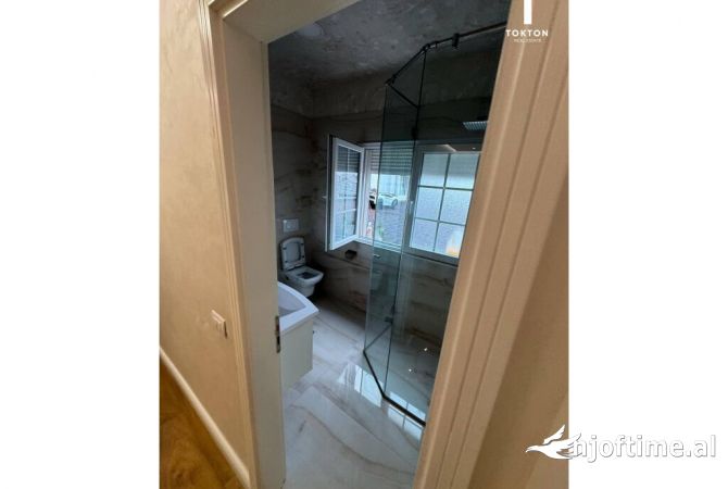 Shtepi ne shitje Apartament ne Tirane, 3+1, Mobilimi E mobiluar, Pagesa 350,000  Euro.