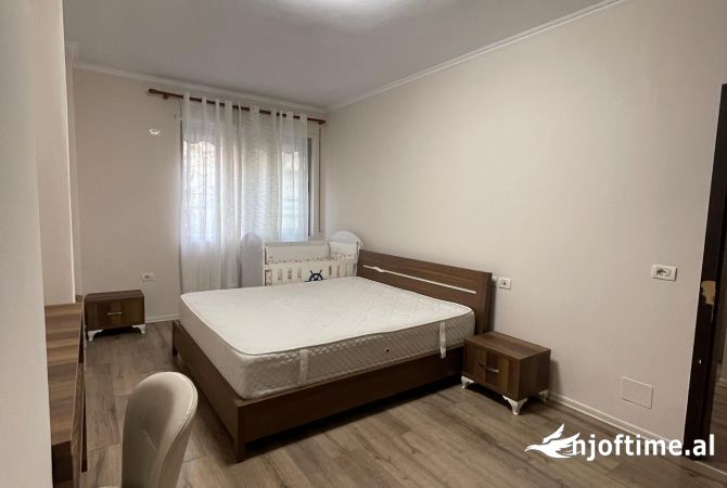 Shtepi ne shitje Apartament ne Tirane, 2+1, Mobilimi E mobiluar, Pagesa 128,000  Euro.