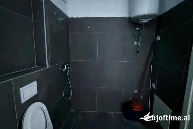 Shtepi ne shitje Apartament ne Tirane, 1+1, Mobilimi Bosh, pa mobiluar, Pagesa 125,000  Euro.