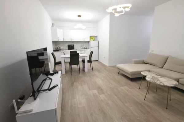 Shtepi me qera 2+1 ne Tirane - 70,000 Leke