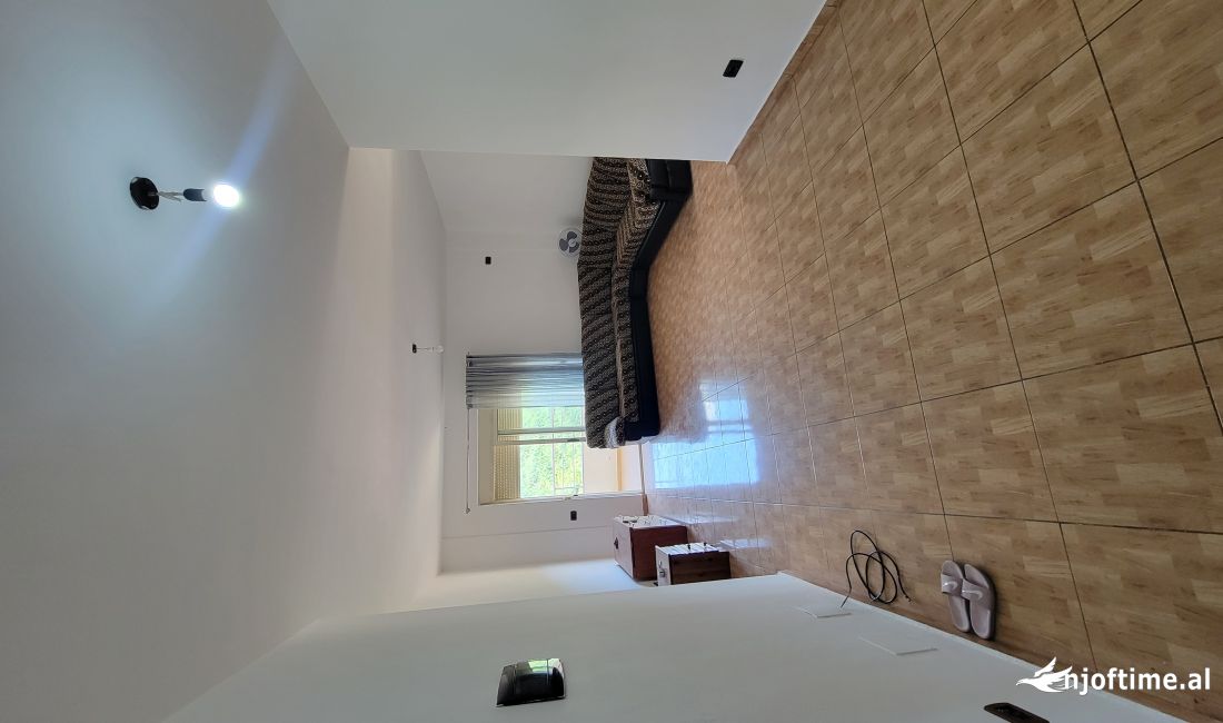 Shtepi ne shitje Apartament ne Tirane, 3+1, Mobilimi Pjeserisht e mobiluar, Pagesa 95,000  Euro.