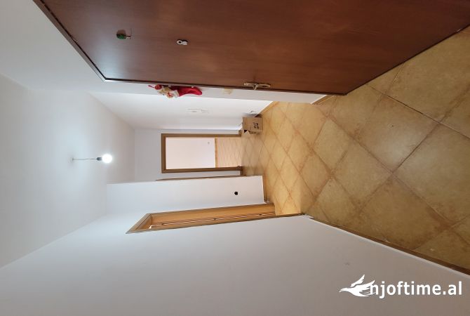 Shtepi ne shitje Apartament ne Tirane, 2+1, Mobilimi Bosh, pa mobiluar, Pagesa 115,000  Euro.
