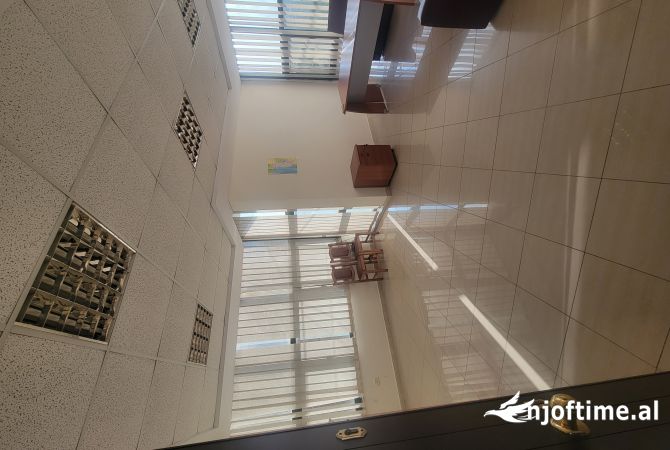 Ambient biznesi me qera 3+1 ne Tirane - 300 Euro