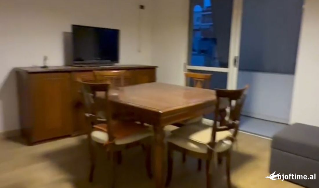 Shtepi ne shitje Apartament ne Tirane, 3+1, Mobilimi Pjeserisht e mobiluar, Pagesa 150,000  Euro.