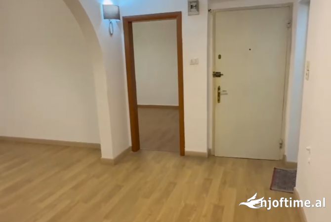 Shtepi ne shitje Apartament ne Tirane, 3+1, Mobilimi Pjeserisht e mobiluar, Pagesa 150,000  Euro.