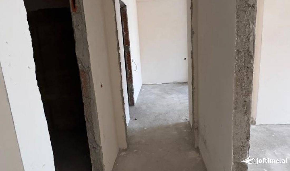 Shtepi ne shitje Apartament ne Tirane, 2+1, Mobilimi Bosh, pa mobiluar, Pagesa 160,000  Euro.