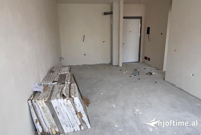 Shtepi ne shitje Apartament ne Tirane, 2+1, Mobilimi Bosh, pa mobiluar, Pagesa 160,000  Euro.