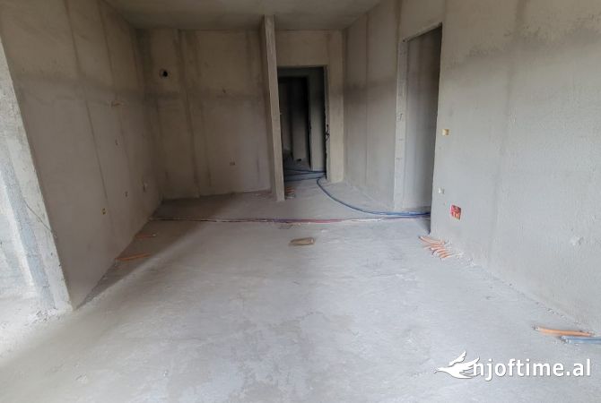 Shtepi ne shitje Apartament ne Tirane, 2+1, Mobilimi Bosh, pa mobiluar, Pagesa 124,000  Euro.