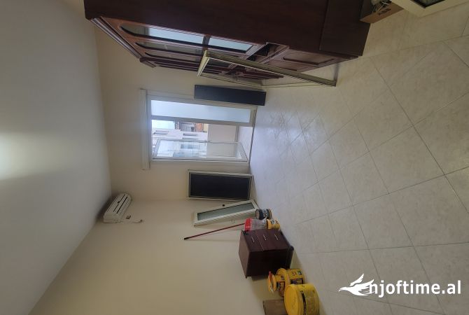 Ambient biznesi me qera 3+1 ne Tirane - 800 Euro