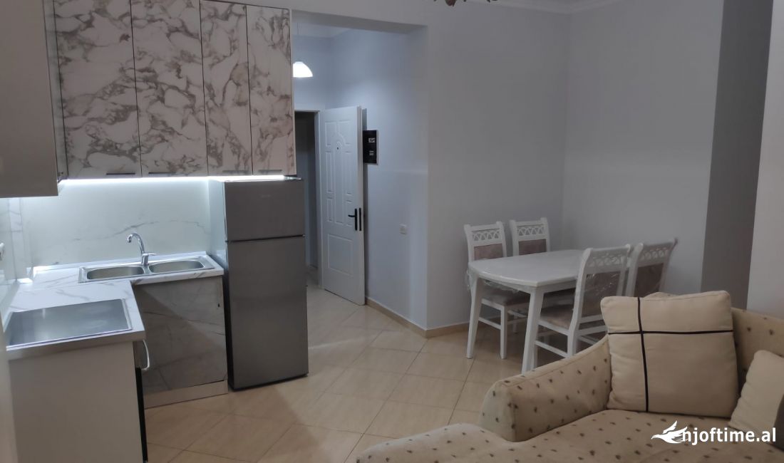 Shtepi me qera Apartament ne Tirane, 2+1, Mobilimi E mobiluar, Pagesa 450  Euro.