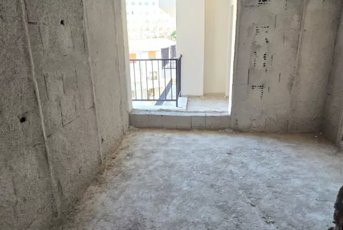 Shtepi ne shitje Apartament ne Tirane, 2+1, Mobilimi Bosh, pa mobiluar, Pagesa 149,000  Euro.