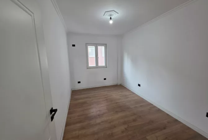 Shtepi ne shitje Apartament ne Tirane, 2+1, Mobilimi Bosh, pa mobiluar, Pagesa 155,000  Euro.