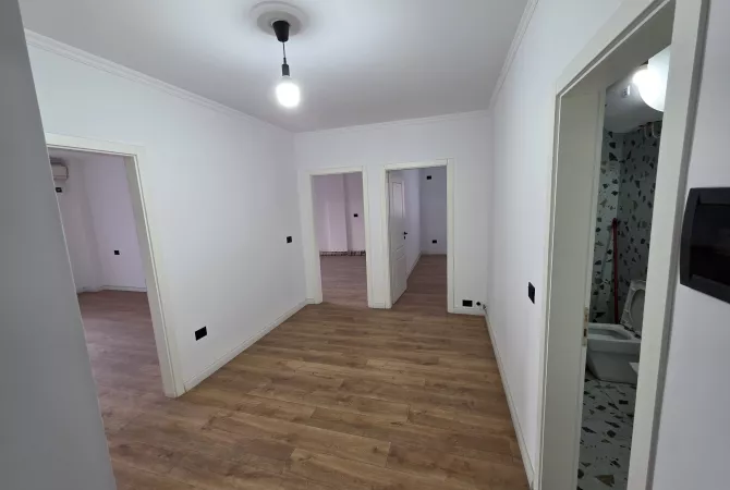 Shtepi ne shitje Apartament ne Tirane, 2+1, Mobilimi Bosh, pa mobiluar, Pagesa 155,000  Euro.